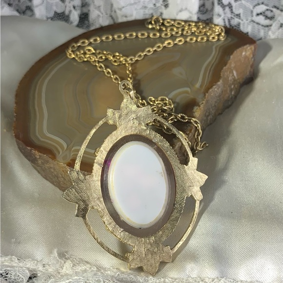 VINTAGE LUCITE ACRYLIC DRIED FLOWER PENDANT NECKLACE - Picture 3 of 4